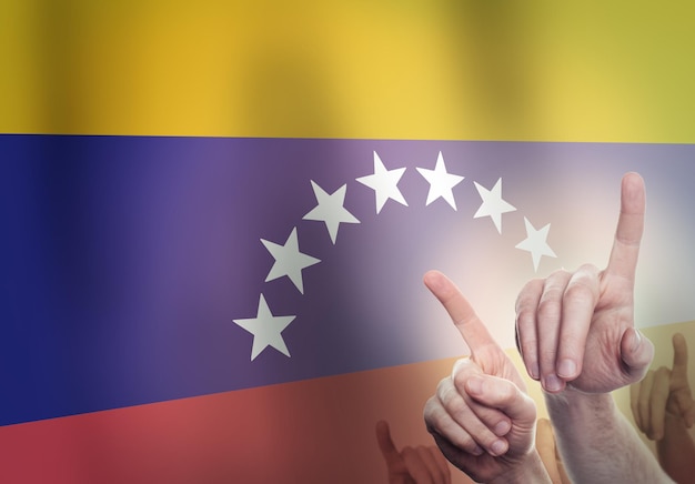 Manos en el fondo de la bandera de Venezuela Concepto de libertad