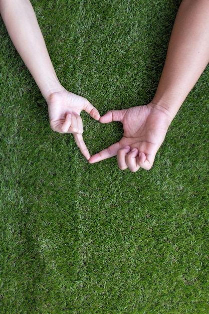 Manos en forma de corazón amor