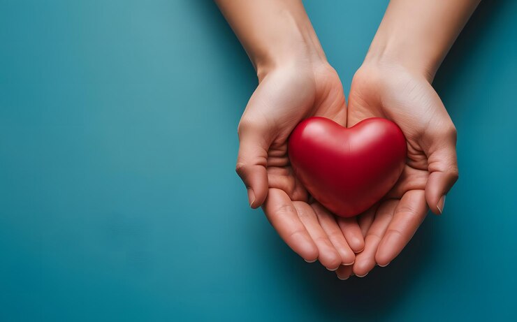 manos con forma de corazón rojo