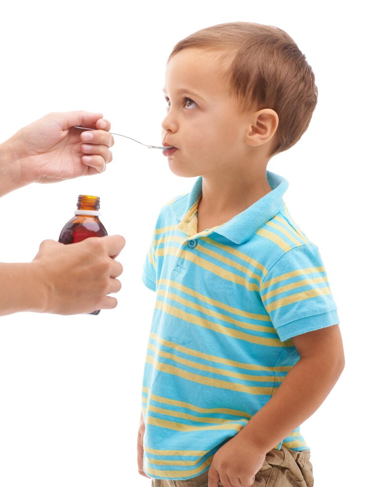 Foto manos frasco de remédio e criança beber no estúdio saúde ou perfil para colher na boca por fundo branco menino pai e líquido para produtos farmacêuticos de saúde ou ajudar criança doente para o sistema imunológico