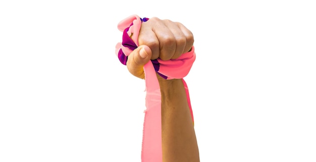 Manos fuertes femeninas sosteniendo una cuerda rosa