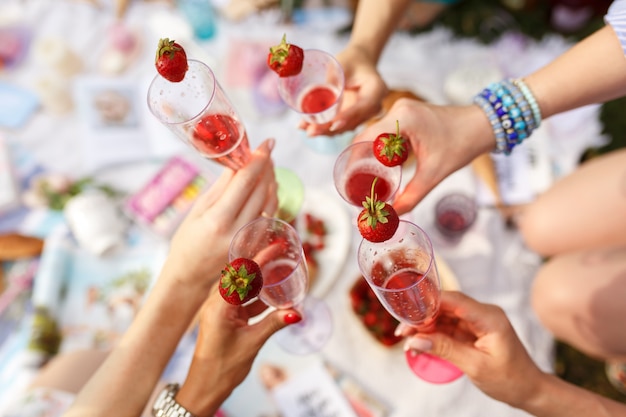 Manos con gafas vítores en día de verano picnic.