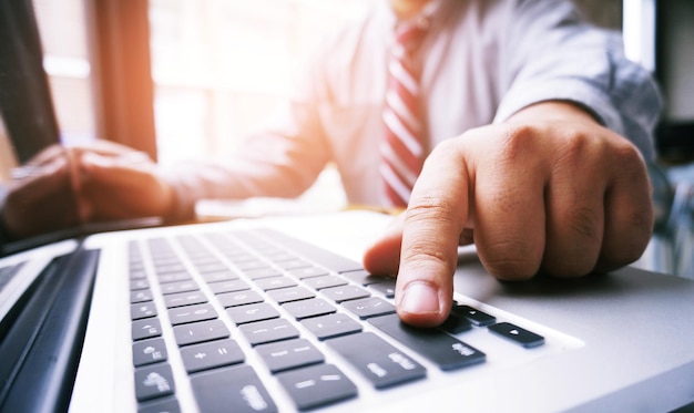 Manos de gente de negocios escribiendo en un teclado chateando en línea