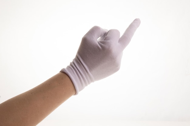 Foto manos gesticulando en guantes textiles blancos sobre un fondo blanco.