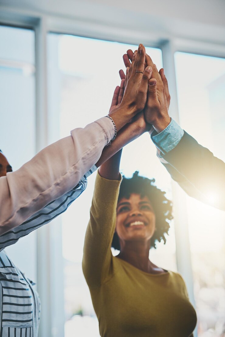 Manos grupo e pessoas de negócios alto cinco para o sucesso apoio ou colaboração Trabalho em equipe ganhar ou trabalhadores juntos com palma para a solidariedade da comunidade alvo ou celebrar a realização do objetivo no escritório