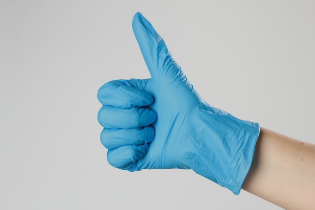 Foto manos en guantes de látex médicos. las manos forman un corazón.