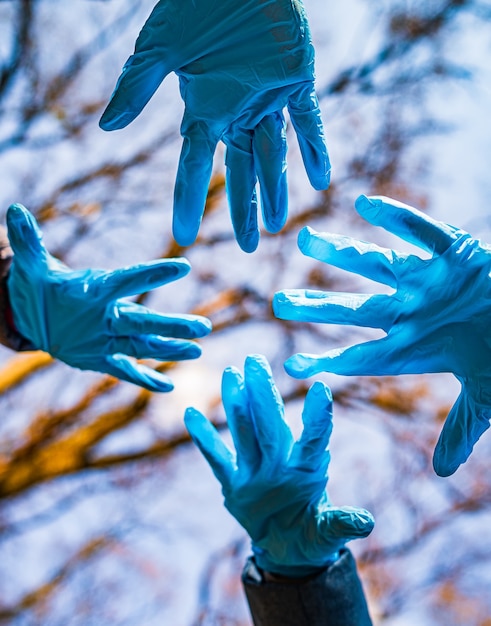 Manos en guantes médicos de goma