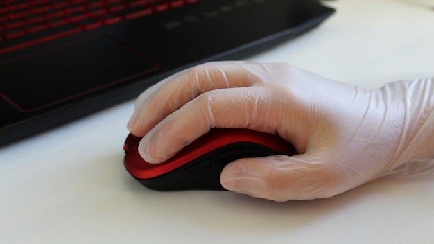 Foto manos en guantes protectores con un mouse