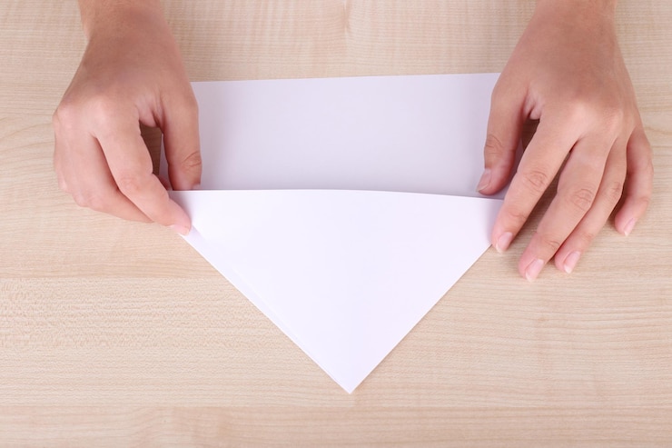 Foto manos haciendo una figura de origami de cerca