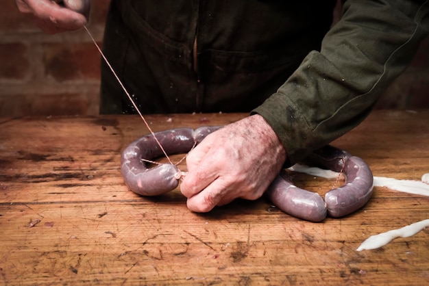 Manos haciendo salchichas caseras Patagonia Argentina