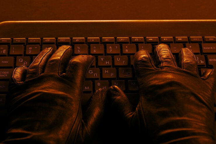 Foto manos de hacker en el teclado de la computadora portátil