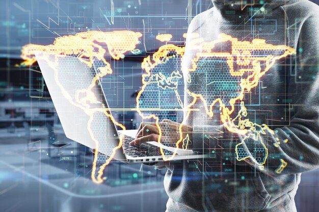 Manos de hacker usando laptop con holograma de mapa dorado brillante abstracto sobre fondo borroso Concepto de tecnología y malware de piratería mundial digital Doble exposición