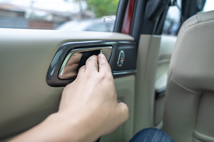 Manos de hombre para abrir la puerta del auto desde adentro.