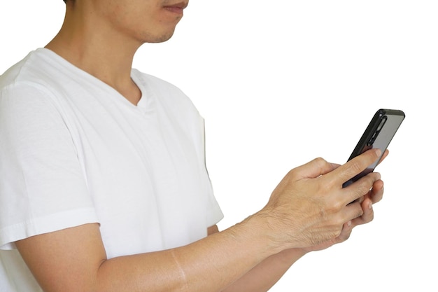 Manos de un hombre con una camisa blanca enviando mensajes de texto a un teléfono móvil con un fondo blanco