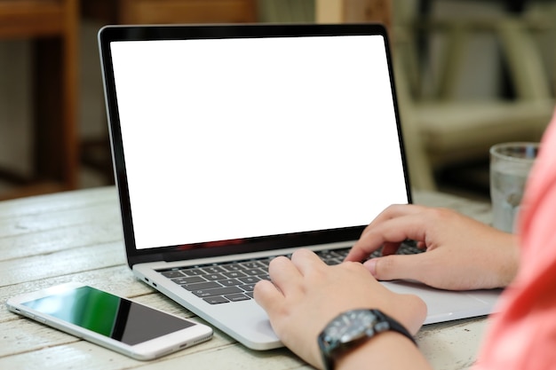 Manos del hombre escribiendo la computadora portátil con pantalla en blanco para maqueta fondo de plantilla