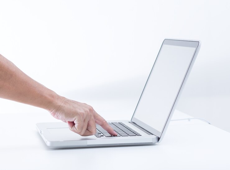 Foto manos de hombre escribiendo computadora portátil