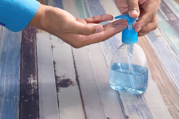 Las manos del hombre con gel desinfectante para manos, cerrar