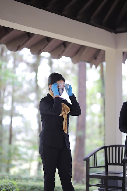 Las manos de un hombre con guantes azules preparándose para un evento