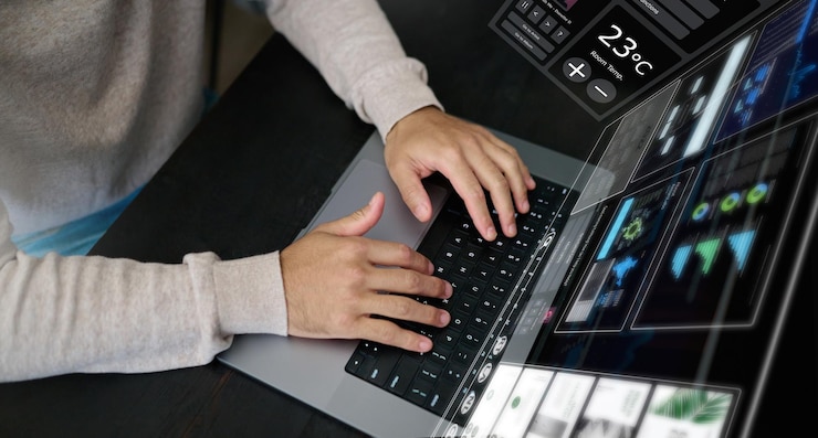 Foto manos de hombre y holograma de computadora portátil con análisis de datos de tablero y software para innovación de red. sobre escritura de computadora y superposición digital para base de datos de sitios web y análisis de internet sobre tecnología.