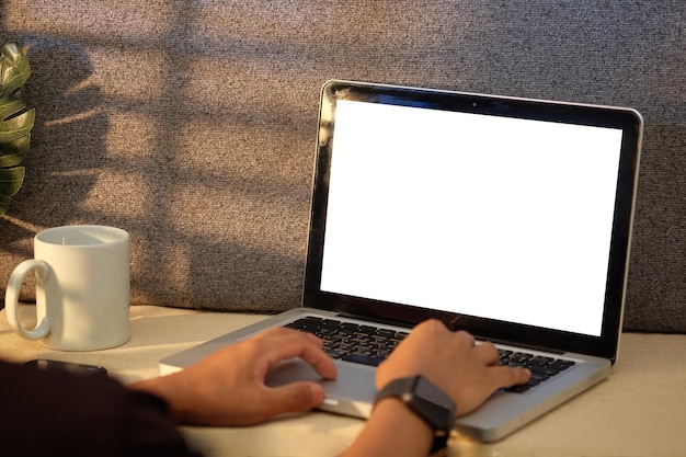 Manos de hombre joven escribiendo en el teclado de la computadora portátil