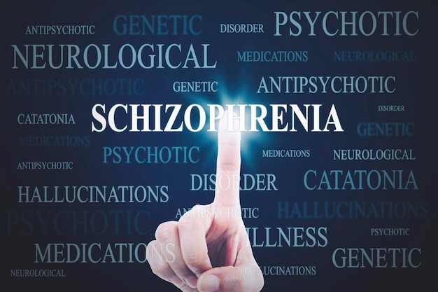 Manos de hombre joven presionando la palabra esquizofrenia