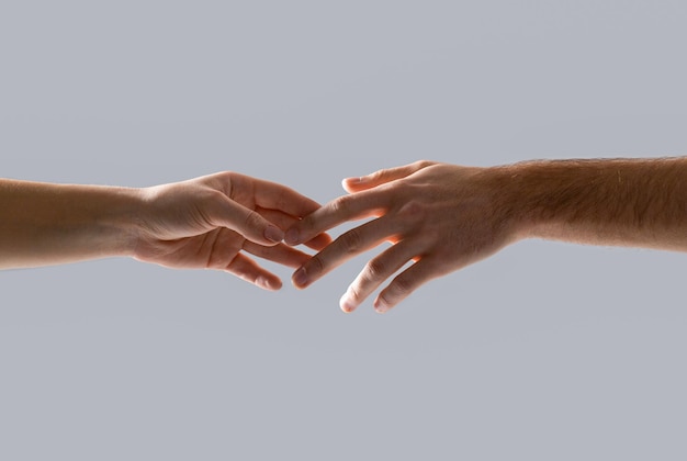 Manos de hombre y mujer juntos Mujer y hombre tomados de la mano dando una mano de ayuda a otro mujer y hombre mano manos hombre y mujer extendiéndose el uno al otro apoyo