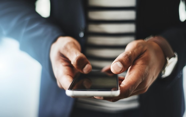 Manos de hombre de negocios escribiendo en redes telefónicas en redes sociales y navegando por Internet en el trabajo Primer plano de un empleado corporativo profesional revisando un texto desplazando una aplicación y leyendo un mensaje