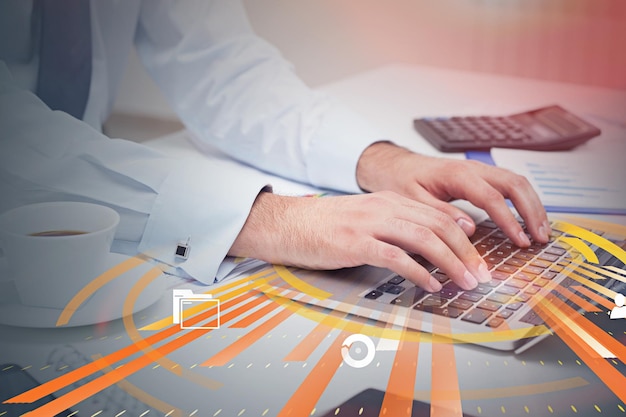 Manos de hombre de negocios escribiendo en el teclado de un portátil en la oficina con doble exposición de coloridos iconos de Internet. Concepto de alta tecnología. imagen tonificada