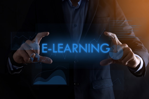 Manos de hombre de negocios con inscripción E-LEARNING con diferentes gráficos