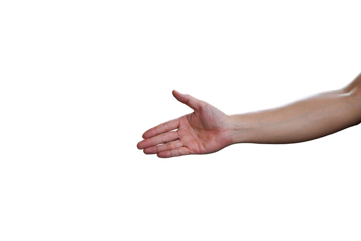 Foto las manos del hombre de negocios queriendo estrechar la mano sobre fondo blanco.