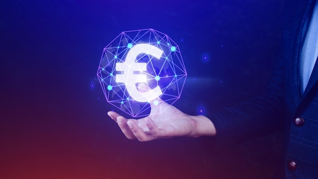 Manos de hombre de negocios sosteniendo con el signo del euro en la pantalla virtual de red global en línea Concepto financiero de intercambio de monedas de banca en línea