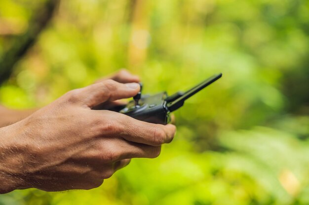 Manos de un hombre con un panel de control para drones