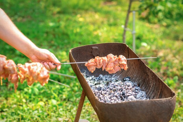 Manos del hombre prepara carne de barbacoa