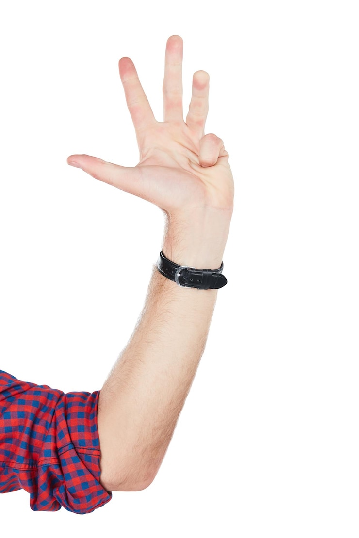 Foto manos de hombre y primer plano de signo número cuatro en estudio para gesto de cuenta regresiva o señal sobre fondo blanco tipo de mano y comunicación con los dedos para contar firmas o hablar mientras está aislado