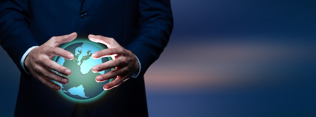 Foto manos del hombre sosteniendo globo holográfico