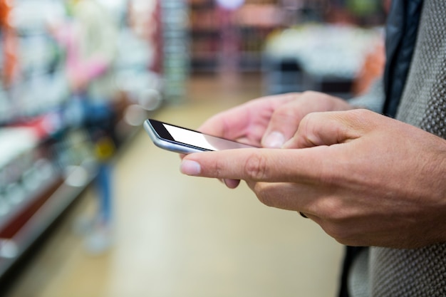 Manos del hombre mediante teléfono móvil