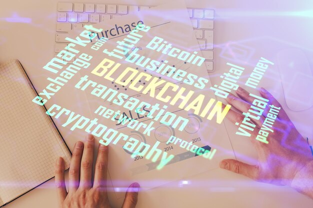 Las manos del hombre trabajando con notas de fondo Conceptos de criptomonedas y finanzas