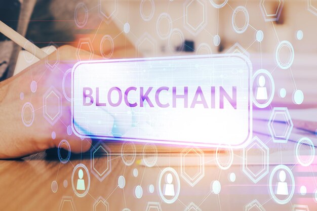 Las manos del hombre trabajando con notas de fondo Conceptos de criptomonedas y finanzas
