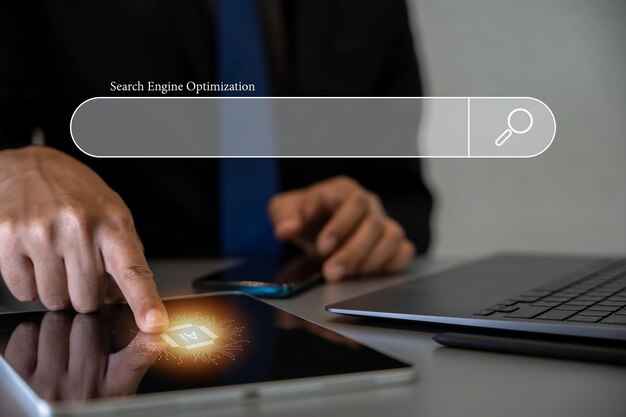 Manos de hombre usando una tableta para SEO y optimización de sitios web