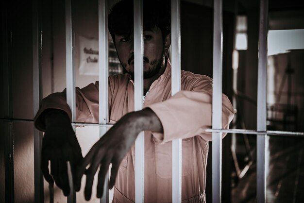 Manos de hombres desesperados por atrapar la prisión de hierroconcepto de prisionerogente de tailandiaesperanza de ser libre