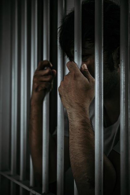 Manos de hombres desesperados por atrapar la prisión de hierroconcepto de prisionerogente de tailandiaesperanza de ser libre
