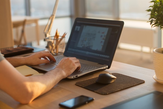 Manos de los hombres en el lugar de trabajo de la persona de negocios del cuaderno