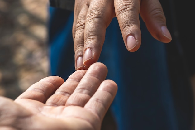 Manos, hombres y mujeres están tomados de la mano