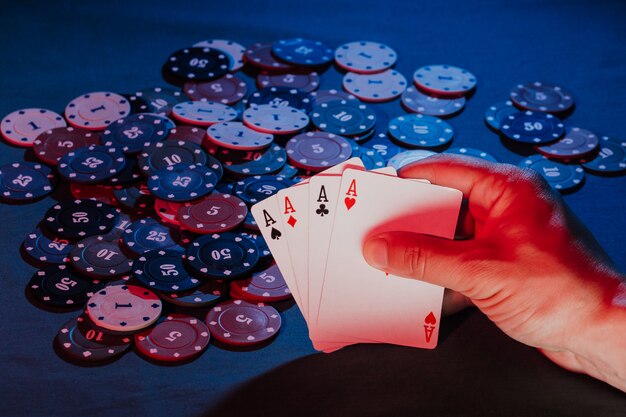 Foto las manos de los hombres sostienen cartas en el fondo de jugar fichas de póker
