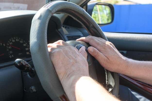 Foto manos de los hombres en el volante