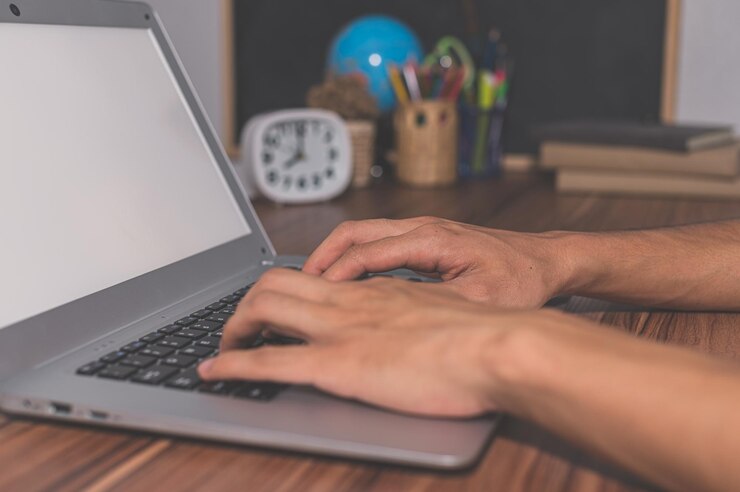 Foto las manos humanas están usando computadoras para trabajar y comunicarse