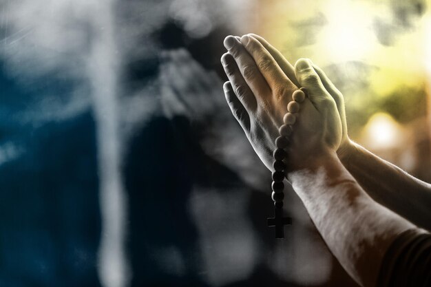 Foto manos humanas rezando y adorando a dios