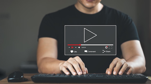 Las manos humanas usan computadoras portátiles por la mañana para ver transmisión en línea ver video en Internet ver conciertos en vivo espectáculos o lecciones en línea hay sol por la mañana