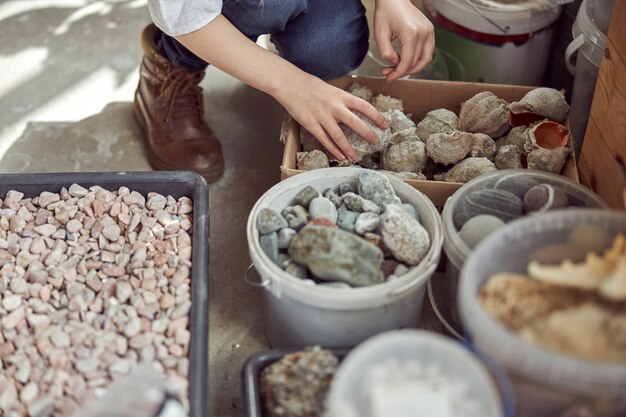 Manos, de, joven, caucásico, niña, que está trabajando, para, hacer, un, composición., Floristería, con, diferente, tipo, de, dryed, flores