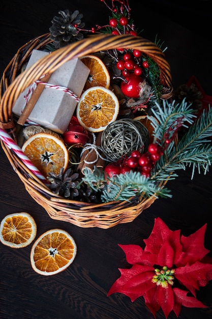 Las manos de una joven crean y empaquetan regalos de Navidad y Año Nuevo